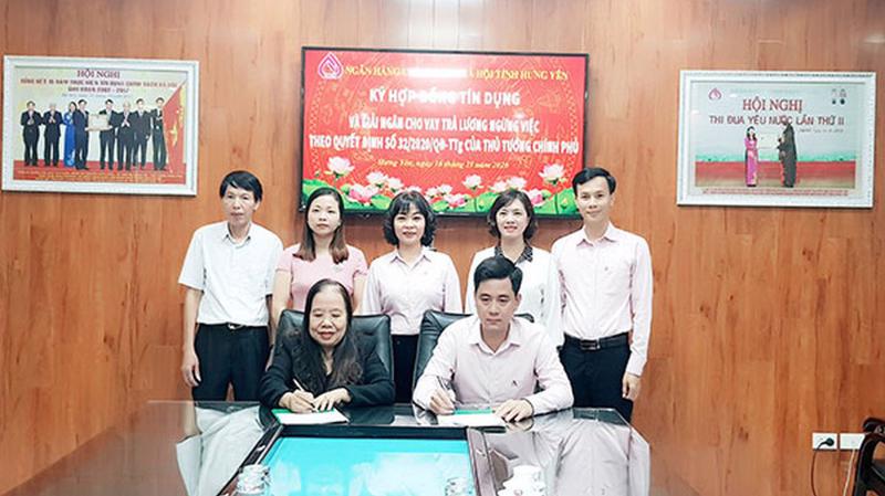 Ngân hàng Chính sách xã hội tỉnh Hưng Yên ký hợp đồng tín dụng với khách hàng được vay vốn.