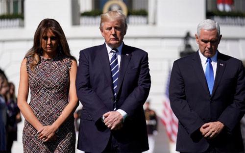 Tổng thống Mỹ Donald Trump (giữa), đệ nhất phu nhân Melania Trump (trái), và Phó tổng thống Mike Pence trong một phút mặc niệm các nạn nhân vụ xả súng, Nhà Trắng, ngày 2/10 - Ảnh: Reuters.<br>