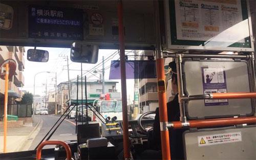 Trên một xe bus được quản lý bằng công nghệ GPS ở Yokohama, Nhật Bản.<br>