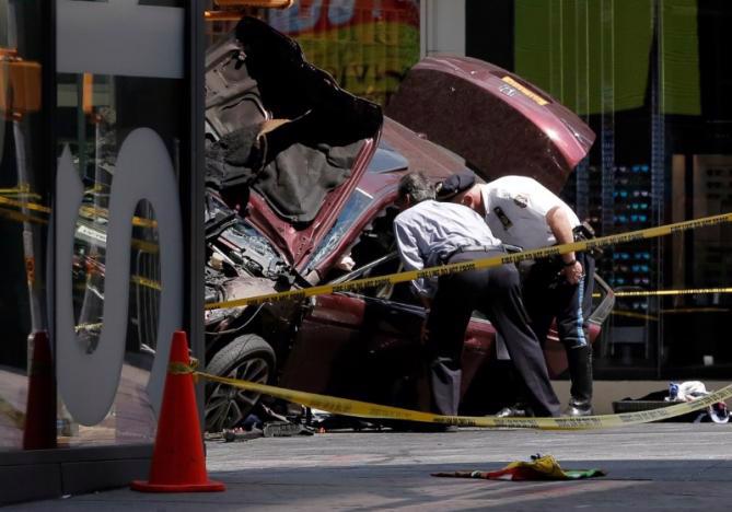 Hiện trường vụ tông xe ở Quảng trường Thời đại, New York, ngày 18/5 - Ảnh: Reuters.<br>