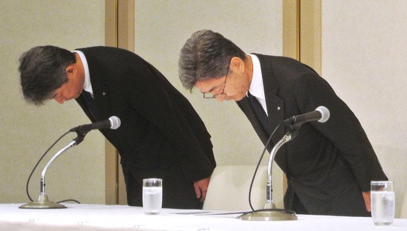 Lãnh đạo Kobe Steel cúi đầu xin lỗi tại một cuộc họp báo sau khi hãng này thừa nhận làm giả dữ liệu vào cuối tuần trước.<br>