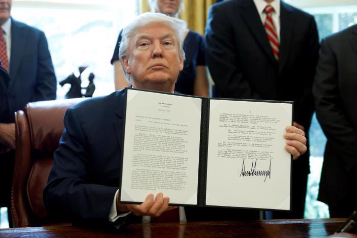 Ông Trump ký sắc lệnh điều tra thép nhập khẩu giá rẻ ngày 20/4 - Ảnh: Reuters.<br>