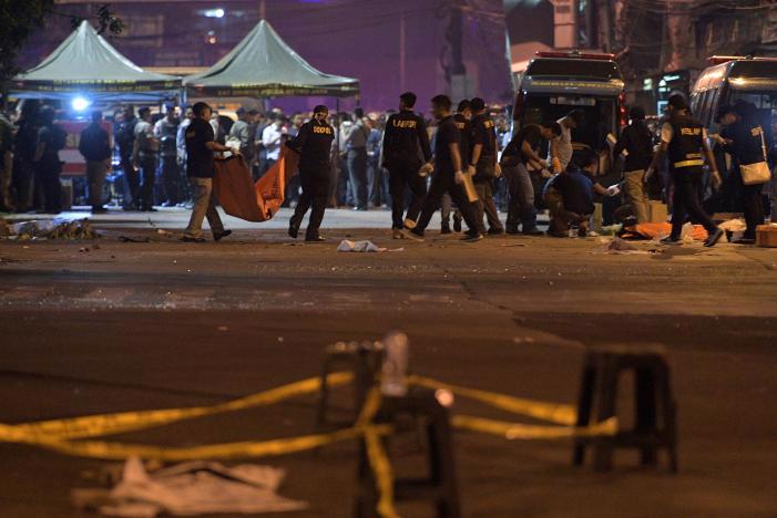 Cảnh sát Indonesia đang kiểm tra hiện trường vụ đánh bom ở Jakarta hôm 24/5 - Ảnh: Reuters.<br>