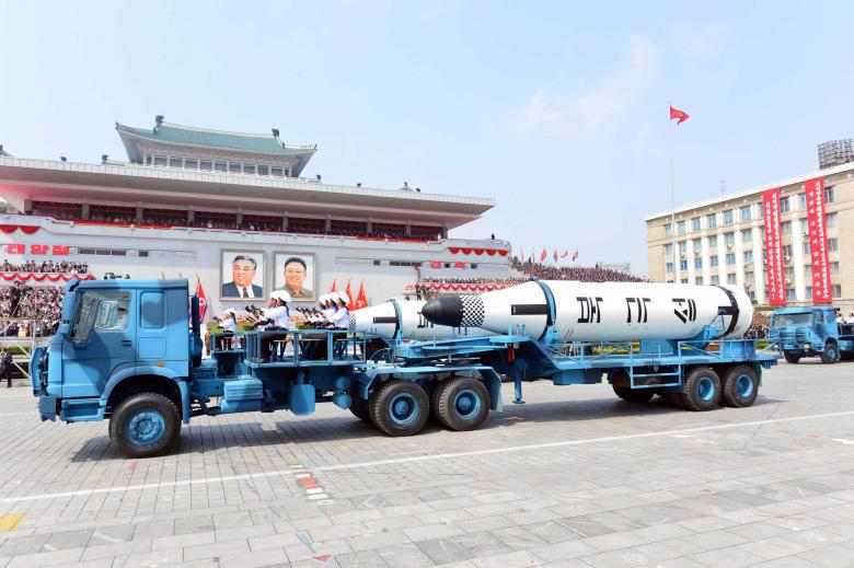 Tên lửa Pukkuksong được chở trên xe tải từ Trung Quốc trong lễ diễu binh ở Bình Nhưỡng hôm 15/4 - Ảnh: Reuters.<br>