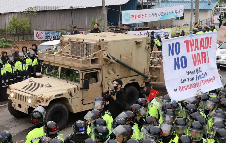 Cảnh sát ngăn người dân địa phương biểu tình khi đoàn xe chở thiết bị tới địa điểm triển khai lá chắn tên lửa ở Seongju, Hàn Quốc ngày 26/4 - Ảnh: Reuters.