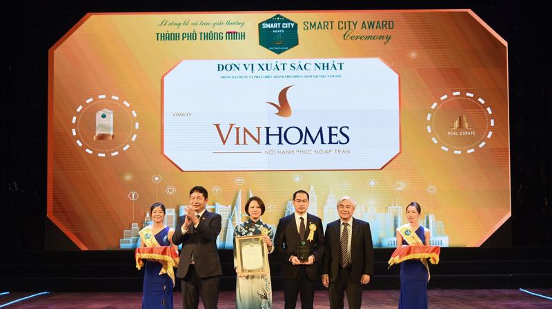 Nguyên Bộ trưởng Bộ Khoa học và Công Nghệ Nguyễn Quân và Chủ tịch VINASA ông Trương Gia Bình trao giải thưởng "Doanh nghiệp xuất sắc cung cấp dự án bất động sản thông minh" cho đại diện Vinhomes và VinSmart.