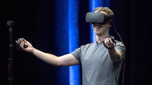 CEO Facebook Mark Zuckerberg giới thiệu kính thực tế ảo Oculus Go ngày 11/10 - Ảnh: Bloomberg/CNBC.<br>