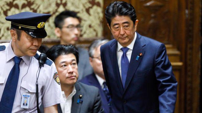 Thủ tướng Nhật Bản Shinzo Abe (phải) - Ảnh: EPA/BBC.<br>