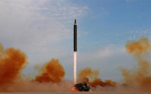 Một vụ phóng tên lửa Hwasong của Triều Tiên dưới sự giám sát của nhà lãnh đạo Triều Tiên Kim Jong Un - Ảnh: KCNA/Reuters.