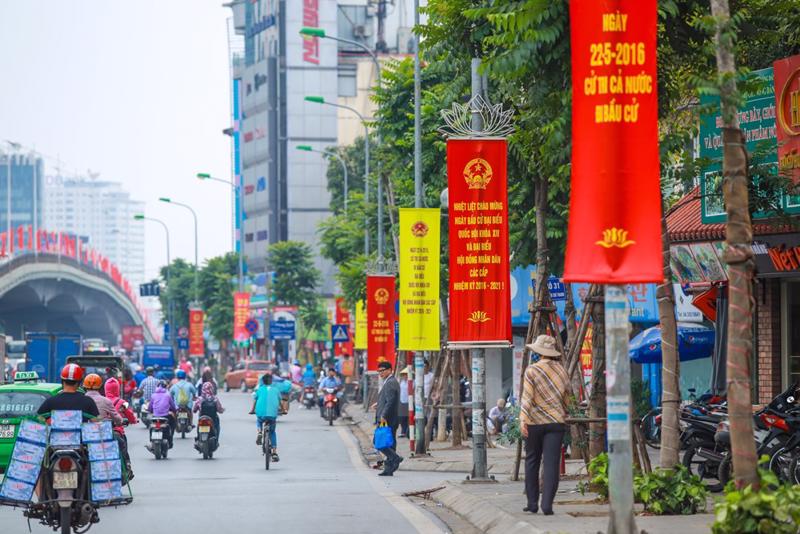 Đường phố Hà Nội được trang hoàng trong dịp bầu cử - Ảnh: TTXVN.<br>