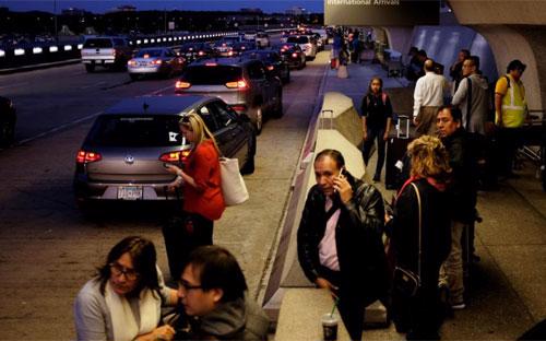 Hành khách quốc tế tại sảnh đến ở sân bay quốc tế Washington Dulles, thành phố Dulles, bang Virginia, Mỹ, hôm 24/9 - Ảnh: Reuters.<br>