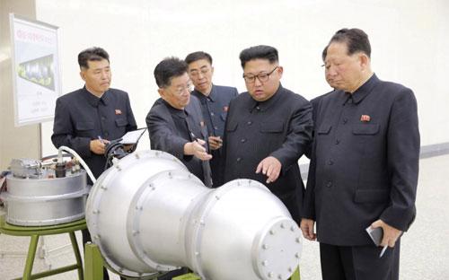Nhà lãnh đạo Triều Tiên Kim Jong Un thăm một cơ sở chế tạo vũ khí hạt nhân của nước này. Ảnh do hãng thông tấn trung ương Triều Tiên KCNA công bố ngày 3/9 - Ảnh: KCNA/Reuters.<br>