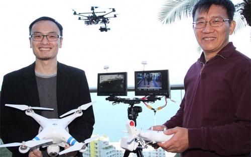  Wang Tao (trái), nhà sáng lập công ty chế tạo máy bay không người lái DJI - Ảnh: SCMP.<br>