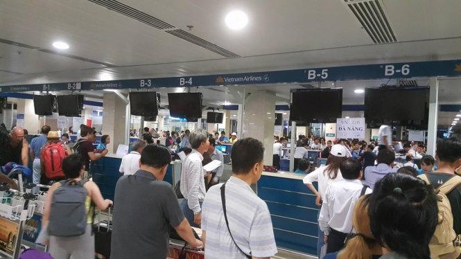 Cảnh xếp hàng tại sân bay sau sự cố tin tặc tấn công một số hệ thống công nghệ thông tin hàng không và một số trang mạng của Việt Nam, trong đó có trang mạng www.vietnamairlines.com vào ngày 29/7 vừa qua.<br>