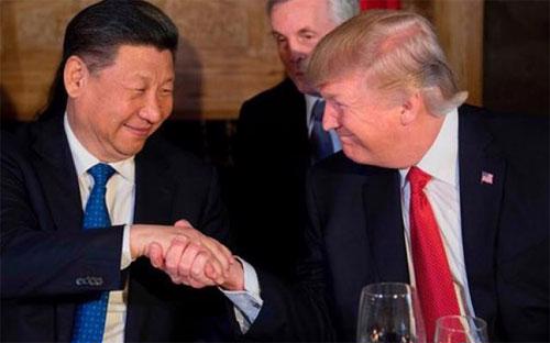 Chủ tịch Trung Quốc Tập Cận Bình (trái) và Tổng thống Mỹ Donald Trump trong cuộc gặp ở Florida, Mỹ hồi tháng 4 - Ảnh: Reuters.<br>