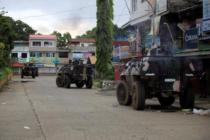 Xe chiến đấu của quân đội Philippines ở Marawi ngày 31/5 - Ảnh: Reuters.<br>