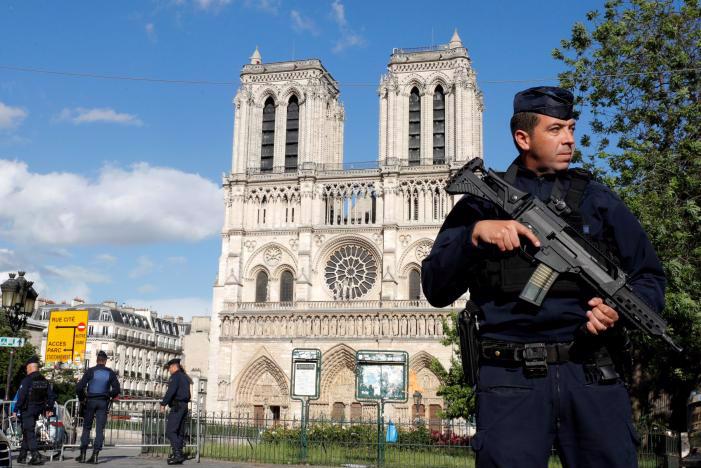 Cảnh sát phong tỏa Nhà thờ Đức Bà Paris sau vụ tấn công ngày 6/6 - Ảnh: Reuters.<br>
