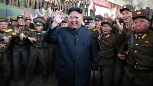 Nhà lãnh đạo Triều Tiên Kim Jong Un trong một chuyến thị sát doanh trại quân đội - Ảnh: KCNA/Reuters.<br>