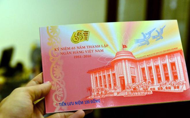 Một mẫu tiền lưu niệm được phát hành trong dịp kỷ niệm 65 thành lập ngành ngân hàng Việt Nam - Ảnh: LĐTĐ.<br>