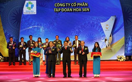 Phó thủ tướng Trương Hòa Bình và Bộ trưởng ​Bộ Công Thương Trần Tuấn Anh trao chứng nhận doanh nghiệp có sản phẩm đạt Thương hiệu Quốc gia 2016 cho ông Vũ Văn Thanh - Phó tổng giám đốc Tập đoàn Hoa Sen.