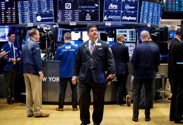 Các nhà giao dịch làm việc trên sàn chứng khoán NYSE ở New York phiên ngày 5/9 - Ảnh: Reuters.<br>