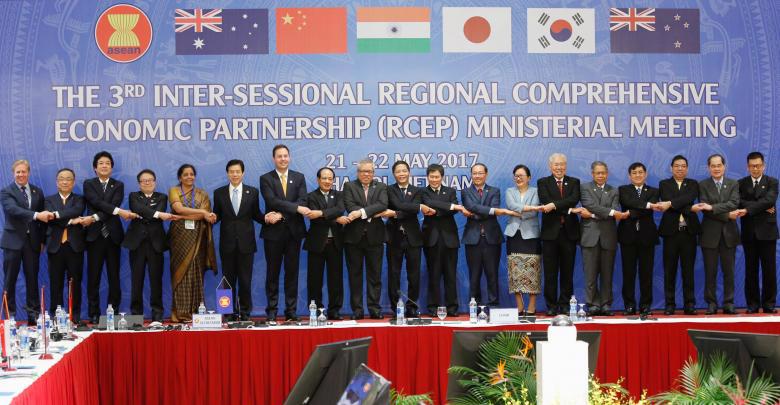 Đại biểu các nước tham gia đàm phán RCEP tại Hà Nội ngày 22/5 - Ảnh: Reuters.<br>