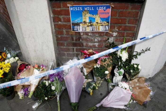 Người London đặt hoa tưởng nhớ nạn nhân vụ khủng bố ở London hôm 3/6 - Ảnh: Reuters.<br>