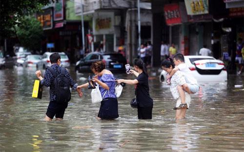 Đường phố Quảng Đông ngập nước sau khi bão Hato quét qua - Ảnh: Reuters.<br>