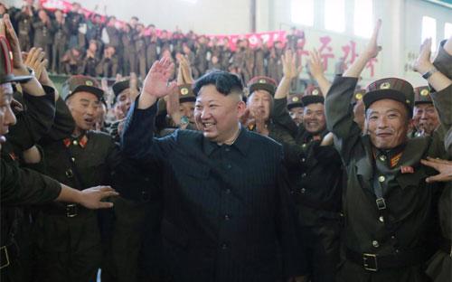 Nhà lãnh đạo Triều Tiên Kim Jong Un sau vụ phóng thử tên lửa hôm thứ Sáu.<br>