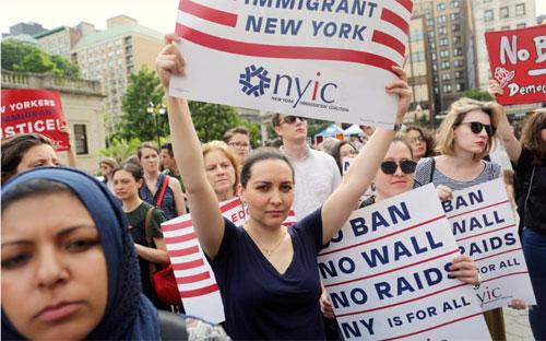 Người biểu tình phản đối sắc lệnh hạn chế nhập cảnh của Tổng thống Donald Trump ở New York hồi cuối tháng 6 - Ảnh: Reuters.<br>