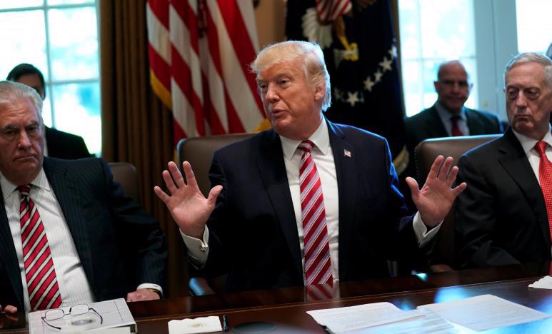 Tổng thống Mỹ Donald Trump (giữa) trong cuộc họp nội các tại Nhà Trắng ngày 12/6 - Ảnh: Reuters.<br>