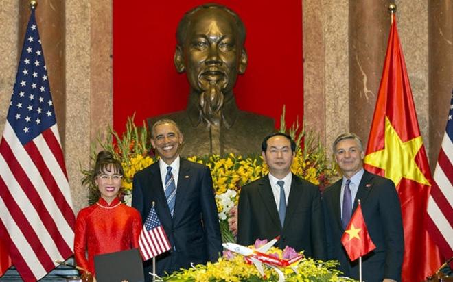 Bà Nguyễn Thị Phương Thảo, Tổng giám đốc Vietjet (ngoài cùng bên trái), trong lễ ký kết hợp đồng mua 100 máy bay Boeing, với sự chứng kiến của Chủ tịch nước Trần Đại Quang và Tổng thống Mỹ Barack Obama.<br>