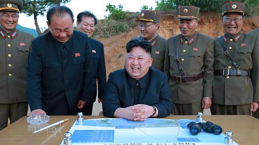 Nhà lãnh đạo Triều Tiên Kim Jong Un và các phụ tá - Ảnh: KCNA/CNBC.<br>
