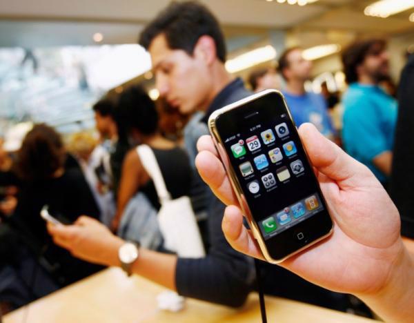 Một chiếc iPhone thế hệ đầu tiên trong một cửa hiệu bán lẻ Apple Store ở New York vào ngày 29/6/2007 - Ảnh: Reuters.<br>