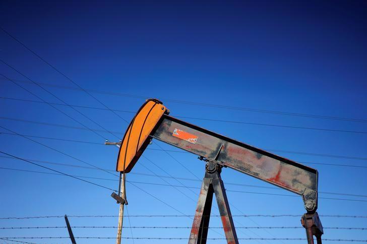 Một máy bơm dầu tại một mỏ dầu ở Colorado, Mỹ, tháng 2/2015 - Ảnh: Reuters.<br>