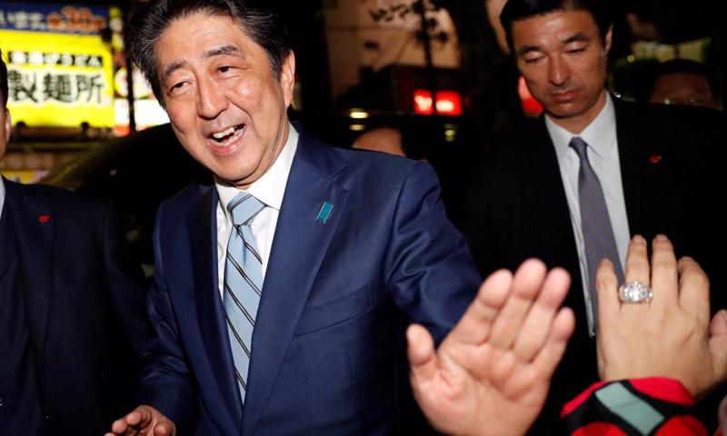 Ông Abe, 63 tuổi, chứng kiến liên minh cầm quyền của ông giành 2/3 trong
 tổng số 465 ghế thuộc Hạ viện nước này trong cuộc bầu cử diễn ra vào 
ngày Chủ nhật.