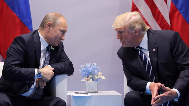 Tổng thống Nga Vladimir Putin (trái) và Tổng thống Mỹ Donald Trump trong cuộc gặp ở Hamburg, Đức, tháng 7/2017 - Ảnh: Reuters.<br>