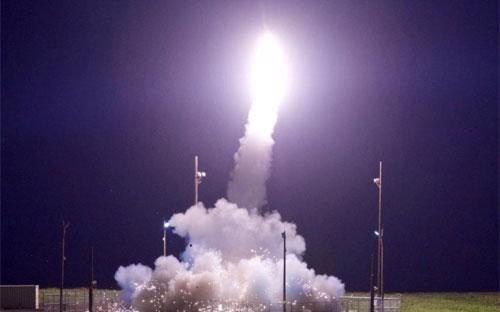 Cuộc thử nghiệm hệ thống đánh chặn tên lửa THAAD của Mỹ được thực hiện ở Alaska ngày 11/7 - Ảnh: Cơ quan Phòng thủ tên lửa Mỹ/Reuters.<br>