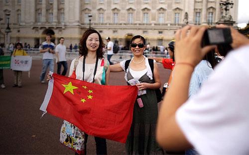 Năm ngoái, số du khách Trung Quốc đi du lịch nước ngoài đạt 135 triệu lượt, với tổng mức chi tiêu là 261 tỷ USD - Ảnh: CNN.<br>