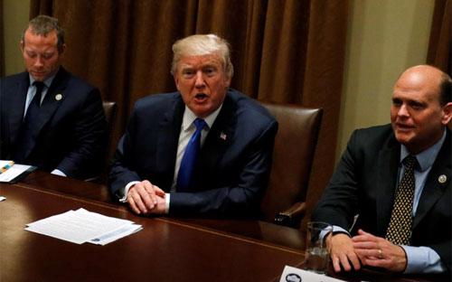 Tổng thống Mỹ Donald Trump (giữa) trong một cuộc gặp với một ủy ban lưỡng đảng thuộc Quốc hội Mỹ tại Nhà Trắng ngày 13/9 - Ảnh: Reuters.<br>