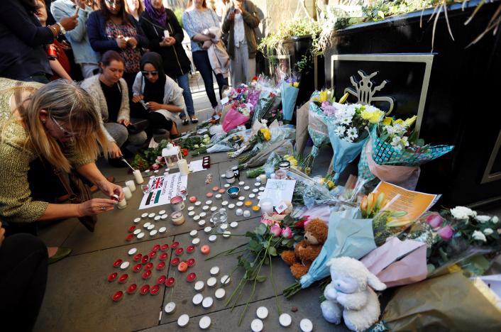 Người dân Anh đặt hoa và nến tưởng nhớ các nạn nhân vụ khủng bố ở Manchester ngày 22/5 - Ảnh: Reuters.<br>