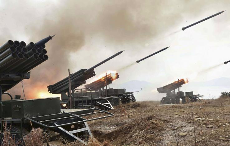 Một cuộc tập trận của pháo binh Triều Tiên - Ảnh: KCNA/Reuters.<br>