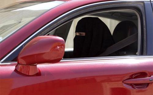 Một phụ nữ bị bắt gặp lái xe ở Saudi Arabia hồi năm 2013. Nhiều nhà hoạt động là phụ nữ ở nước này đã liều mình lái xe ra đường để phản đối lệnh cấm - Ảnh: Reuters.<br>