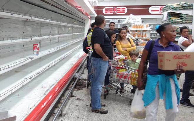 Venezuela hiện lấy việc trả nợ làm ưu tiên, thay vì ứng phó với tình trạng thiếu thốn hàng hóa thiết yếu - Ảnh: Vice.<br>
