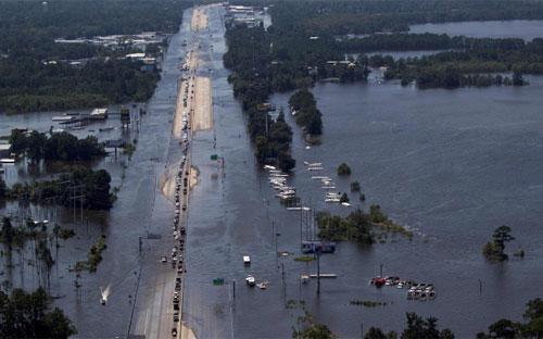 Một con đường bị ngập sâu vì bão Harvey ở Texas hôm 31/8 - Ảnh: Reuters.<br>