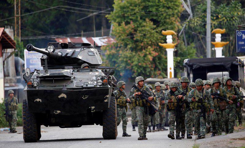 Binh sỹ quân đội Philippines trong chiến dịch giải phóng thành phố Marawi, hôm 28/5 - Ảnh: Reuters/BI.<br>