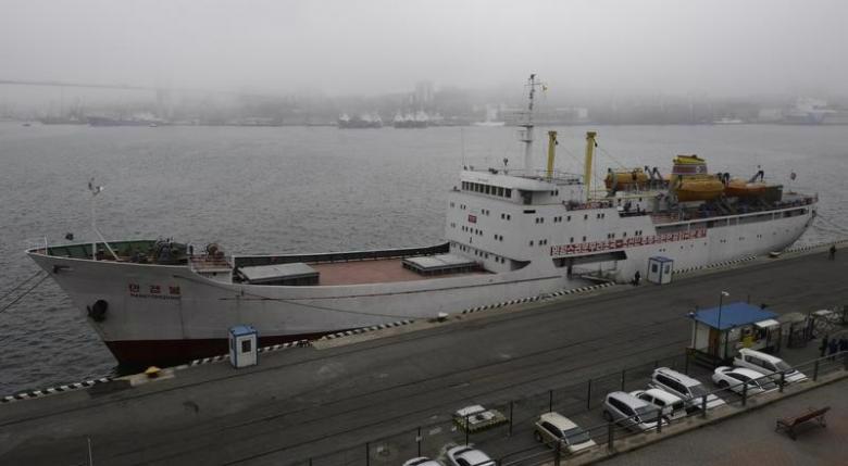 Phà Mangyongbong của Triều Tiên đậu ở cảng Vladivostok của Nga ngày 18/5 - Ảnh: Reuters.<br>