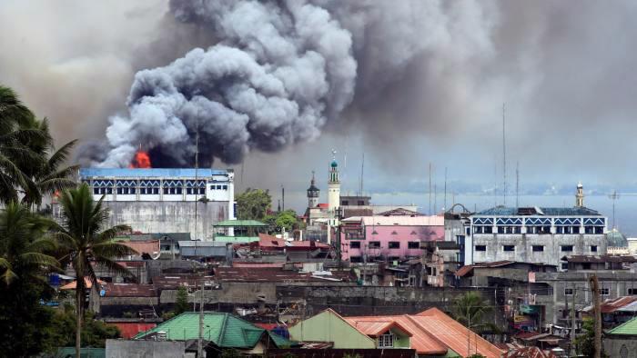 Phiến quân Maute vẫn chiếm giữ một số phần của Marawi, bất chấp những đợt không kích dữ dội của quân đội chính phủ Philippines - Ảnh: Reuters/FT.<br>