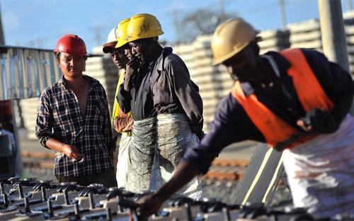 Công nhân người Trung Quốc và người bản xứ trên tuyến đường sắt đang được xây dựng ở Kenya, tháng 3/2016 - Ảnh: Bloomberg/Getty/CNN.<br>
