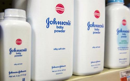 Sản phẩm phấn rôm Johnson's Baby Powder của Johnson &amp; Johnson - Ảnh: Reuters.<br>